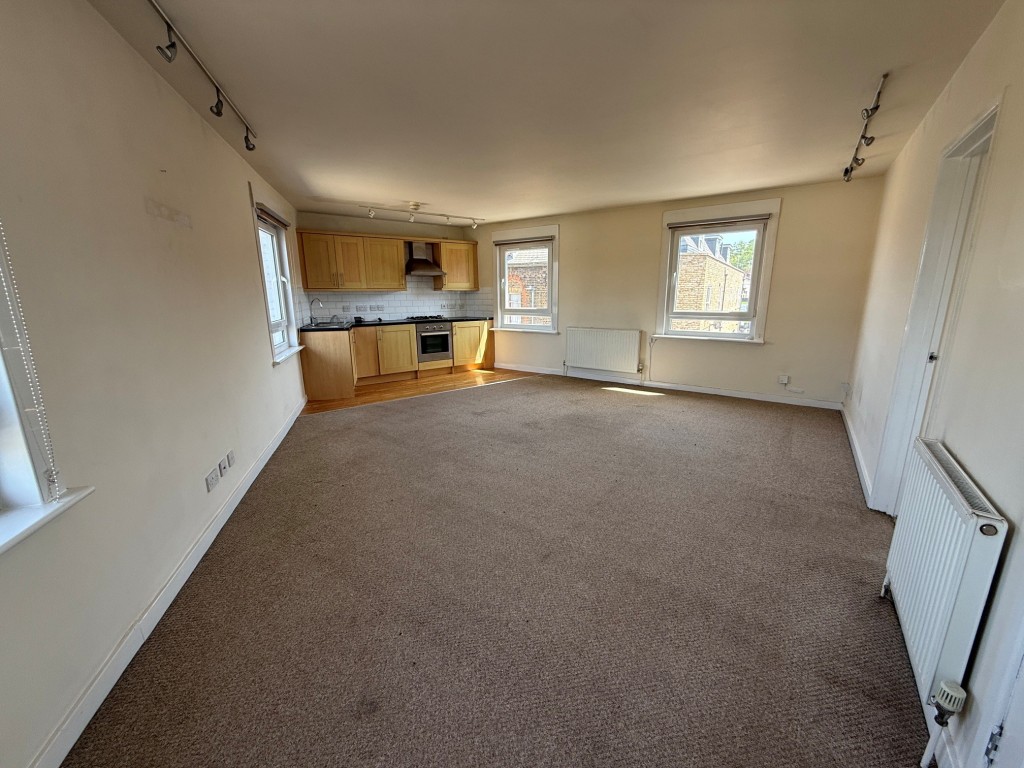Lot: 104 - FREEHOLD BUILDING ARRANGED AS TWO FLATS ABOVE COMMERCIAL PREMISES SOLD ON LONG LEASE - Living area and kitchen